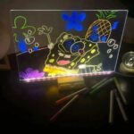 Pizarra acrílica LED con 7 marcadores 30*20